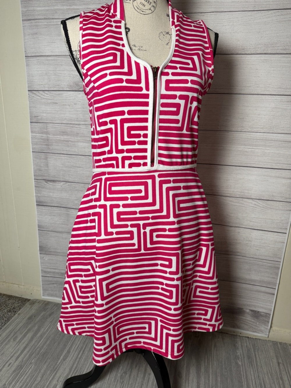 NWT Sleeveless Pink Geo-Print Zip Front Dress With Pockets Size Small